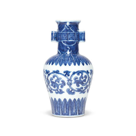 A BLUE AND WHITE `POMEGRANATE` BALUSTER VASE - фото 1