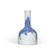 A RARE BLUE AND WHITE &#39;PHOENIX&#39; MALLET VASE - Jetzt bei der Auktion