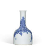 Yongzheng-Periode. A RARE BLUE AND WHITE &#39;PHOENIX&#39; MALLET VASE