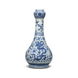 A RARE LARGE BLUE AND WHITE ‘DRAGON’ GARLIC-MOUTH VASE, SUANTOUPING - Foto 1