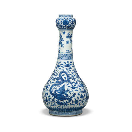 A RARE LARGE BLUE AND WHITE ‘DRAGON’ GARLIC-MOUTH VASE, SUANTOUPING - Foto 2