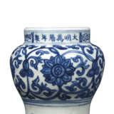 A RARE LARGE BLUE AND WHITE ‘DRAGON’ GARLIC-MOUTH VASE, SUANTOUPING - Foto 3