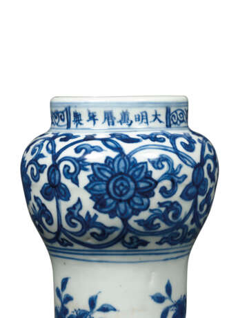 A RARE LARGE BLUE AND WHITE ‘DRAGON’ GARLIC-MOUTH VASE, SUANTOUPING - Foto 3