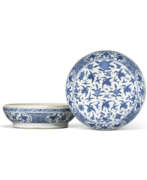 Période Wanli. A RARE BLUE AND WHITE CIRCULAR &#39;CRANES&#39; BOX AND COVER