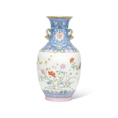 A FINE VIOLET-BLUE-GROUND FAMILLE ROSE `FLORAL` BALUSTER VASE - фото 1