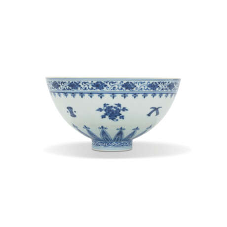 A RARE BLUE AND WHITE ‘FLORAL AND TREASURES’ BOWL - фото 1