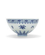 Porzellan. A RARE BLUE AND WHITE ‘FLORAL AND TREASURES’ BOWL