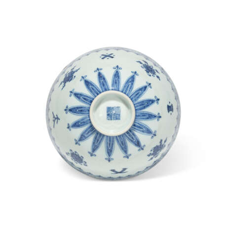 A RARE BLUE AND WHITE ‘FLORAL AND TREASURES’ BOWL - фото 3