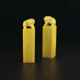 A PAIR OF YELLOW-GLASS SEALS - фото 1