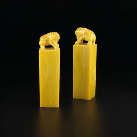 A PAIR OF YELLOW-GLASS SEALS - фото 1