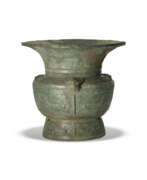 Metallkonstruktion. AN ARCHAIC BRONZE WINE VESSEL, ZUN