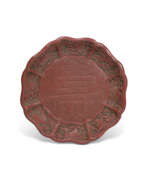 Dynastie Ming. A CARVED CINNABAR LACQUER ‘SHOU’ DISH