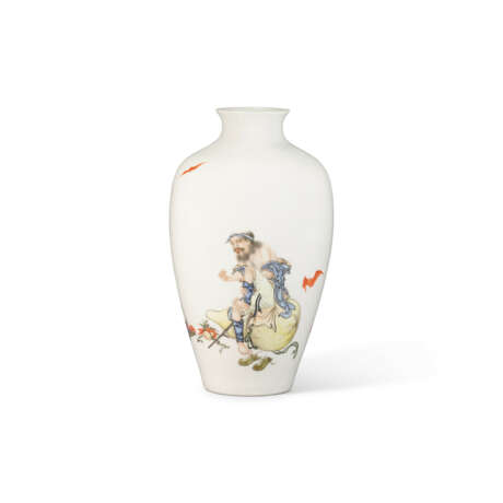 A FINE FAMILLE ROSE ‘LI TIEGUAI’ VASE - Foto 1