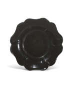 Song-Dynastie. A BLACK LACQUER MALLOW-FORM DISH