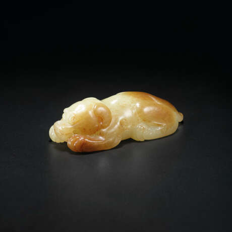 A YELLOW AND RUSSET JADE RECUMBENT HOUND - photo 1