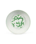 Période Zhengde. AN INCISED GREEN-ENAMELLED ‘DRAGON’ DISH