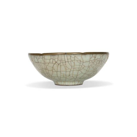 A VERY RARE LOBED GUAN BOWL - Foto 3