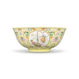 A PAIR OF FAMILLE ROSE YELLOW-GROUND `LANTERN` MEDALLION BOWLS - Foto 2