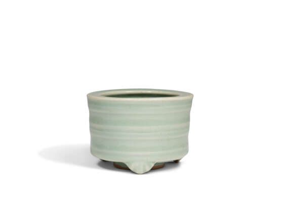 A LONGQUAN CELADON GLAZED TRIPOD CENSER - photo 3