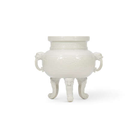 A RARE LARGE MOULDED WHITE-GLAZED TRIPOD CENSER - photo 1