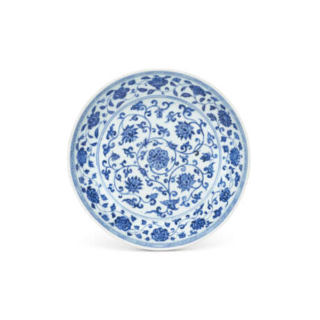 A RARE BLUE AND WHITE ‘LOTUS’ DISH - photo 1