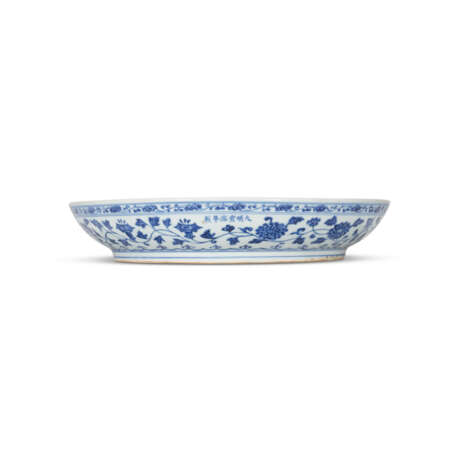 A RARE BLUE AND WHITE ‘LOTUS’ DISH - photo 2