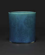 Период Канси. A RARE TURQUOISE-GLAZED INCISED &#39;DRAGON MEDALLION&#39; BRUSH POT