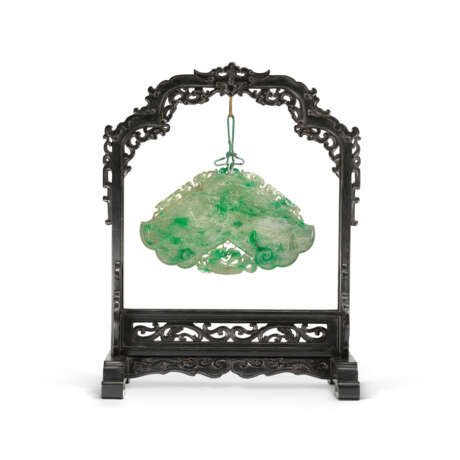 A JADEITE CHIME-SHAPED HANGING PLAQUE AND A ZITAN STAND - Foto 1