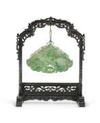 Dynastie Qing. A JADEITE CHIME-SHAPED HANGING PLAQUE AND A ZITAN STAND