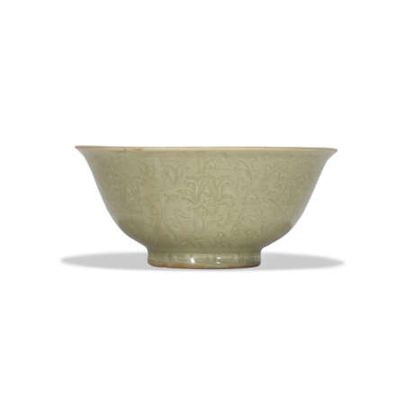 A RARE CARVED LONGQUAN CELADON ‘FLORAL’ BOWL - photo 1