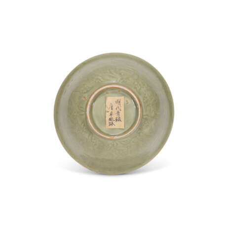 A RARE CARVED LONGQUAN CELADON ‘FLORAL’ BOWL - photo 2