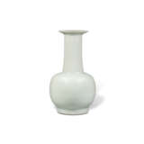 A VERY RARE LONGQUAN CELADON GUAN-TYPE VASE - Foto 1