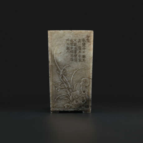 A RARE SMALL IMPERIALLY INSCRIBED MOTTLED GREY AND BLACK JADE SQUARE BRUSH POT - photo 2