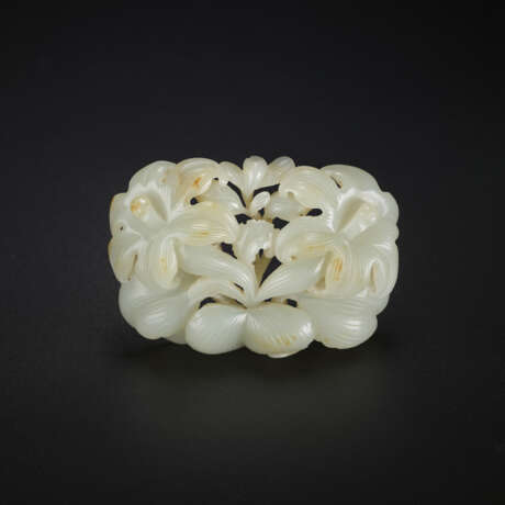 A RARE RETICULATED WHITE JADE ‘DAYLILY’ PLAQUE - photo 1