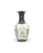 Jiaqing-Periode. A LARGE GILT-DECORATED BLUE-GROUND FAMILLE ROSE &#39;FLORAL&#39; LOBED VASE