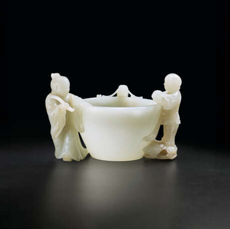 A VERY RARE FINELY CARVED WHITE JADE `BOYS` WASHER - Foto 1