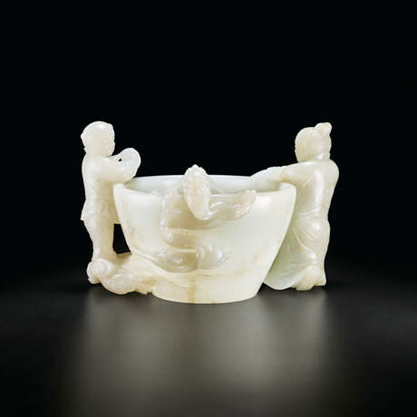 A VERY RARE FINELY CARVED WHITE JADE `BOYS` WASHER - Foto 2