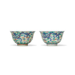 A PAIR OF YELLOW-GROUND DOUCAI ‘DRAGON’ BOWLS