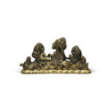 A PARCEL-GILT BRONZE `LONGMA AND DIVINE TORTOISE` BRUSH REST - photo 1