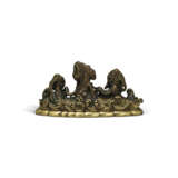 A PARCEL-GILT BRONZE `LONGMA AND DIVINE TORTOISE` BRUSH REST - photo 2