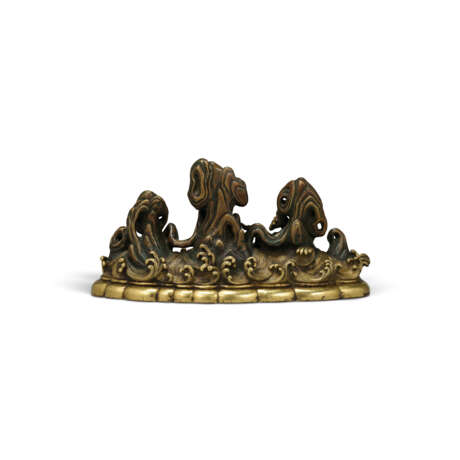 A PARCEL-GILT BRONZE `LONGMA AND DIVINE TORTOISE` BRUSH REST - photo 2