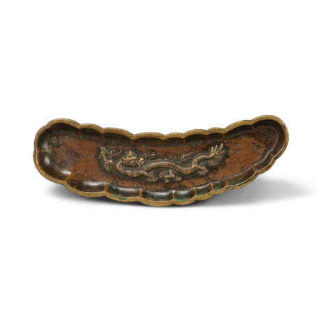 A PARCEL-GILT BRONZE `LONGMA AND DIVINE TORTOISE` BRUSH REST - photo 3