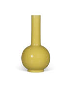 Verre. A YELLOW GLASS BOTTLE VASE