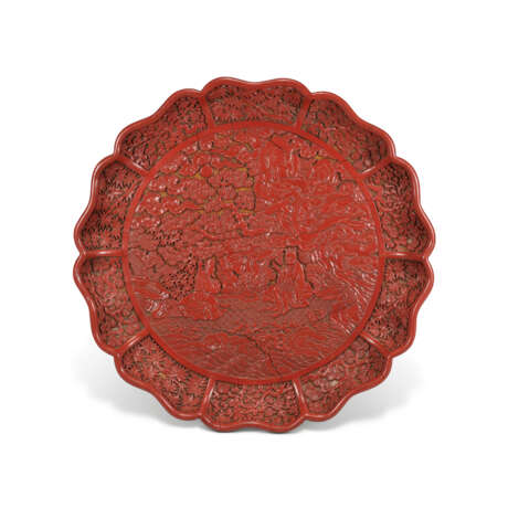 AN IMPORTANT AND EXTREMELY RARE LARGE CARVED CINNABAR LACQUER BRACKET LOBED ‘DAOIST IMMORTALS’ TRAY - photo 3