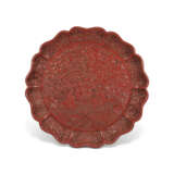 AN IMPORTANT AND EXTREMELY RARE LARGE CARVED CINNABAR LACQUER BRACKET LOBED ‘DAOIST IMMORTALS’ TRAY - photo 3