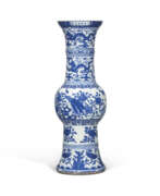 Période Wanli. A FINE AND RARE BLUE AND WHITE ‘DRAGON AND PEACOCK’ GU-FORM VASE