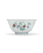 Yongzheng-Periode. A FINE AND VERY RARE DOUCAI AND FAMILLE ROSE &#39;SANDUO&#39; BOWL