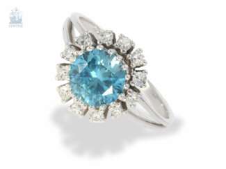 Ring: sehr schöner vintage Blütenring mit lupenreinen Diamanten und blauem Edelzirkon, Handarbeit aus 18K Weißgold, Diamantgewicht 0,49ct