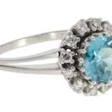 Ring: sehr schöner vintage Blütenring mit lupenreinen Diamanten und blauem Edelzirkon, Handarbeit aus 18K Weißgold, Diamantgewicht 0,49ct - фото 2