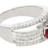 Ring: neuwertiger, moderner und ungetragener Rubin/Diamant-Damenring, Handarbeit aus 18K Weißgold, 1,06ct - фото 2